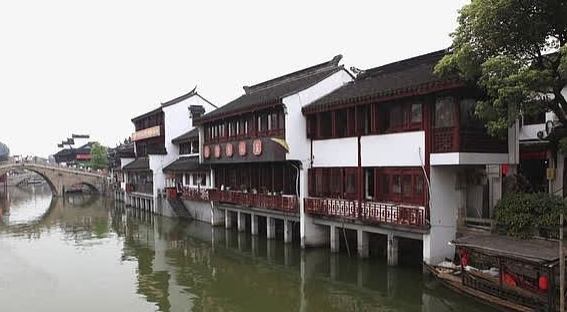 現(xiàn)代的仿古門窗上玻璃的運(yùn)用有哪些講究？